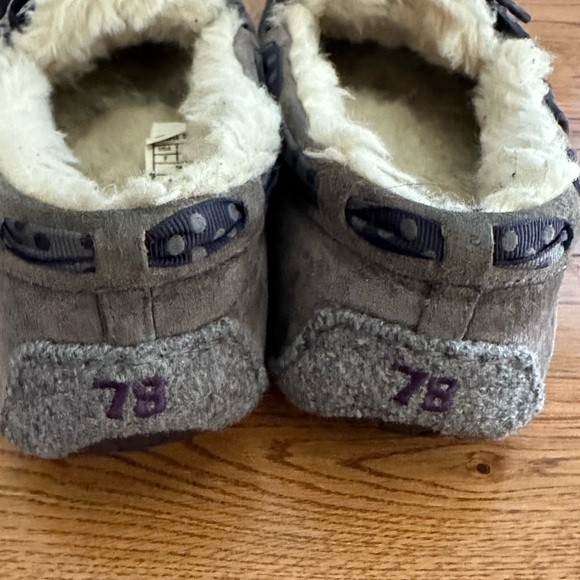 UGG Dakota 78 Moccasins Shearling Gray Suede Navy Blue Polk a Dot Ribbon Size 7 - Picture 12 of 13